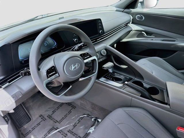 Used 2025 White Hyundai SE image 9