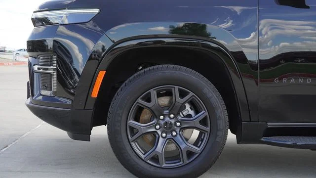 New 2026 High Gloss Black Exterior Paint Jeep Limited Altitude image 5