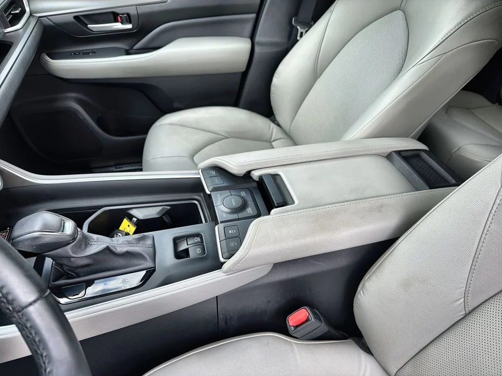Used 2024  Toyota XLE image 19