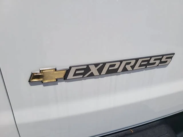 New 2026 Summit White Chevrolet WT image 29