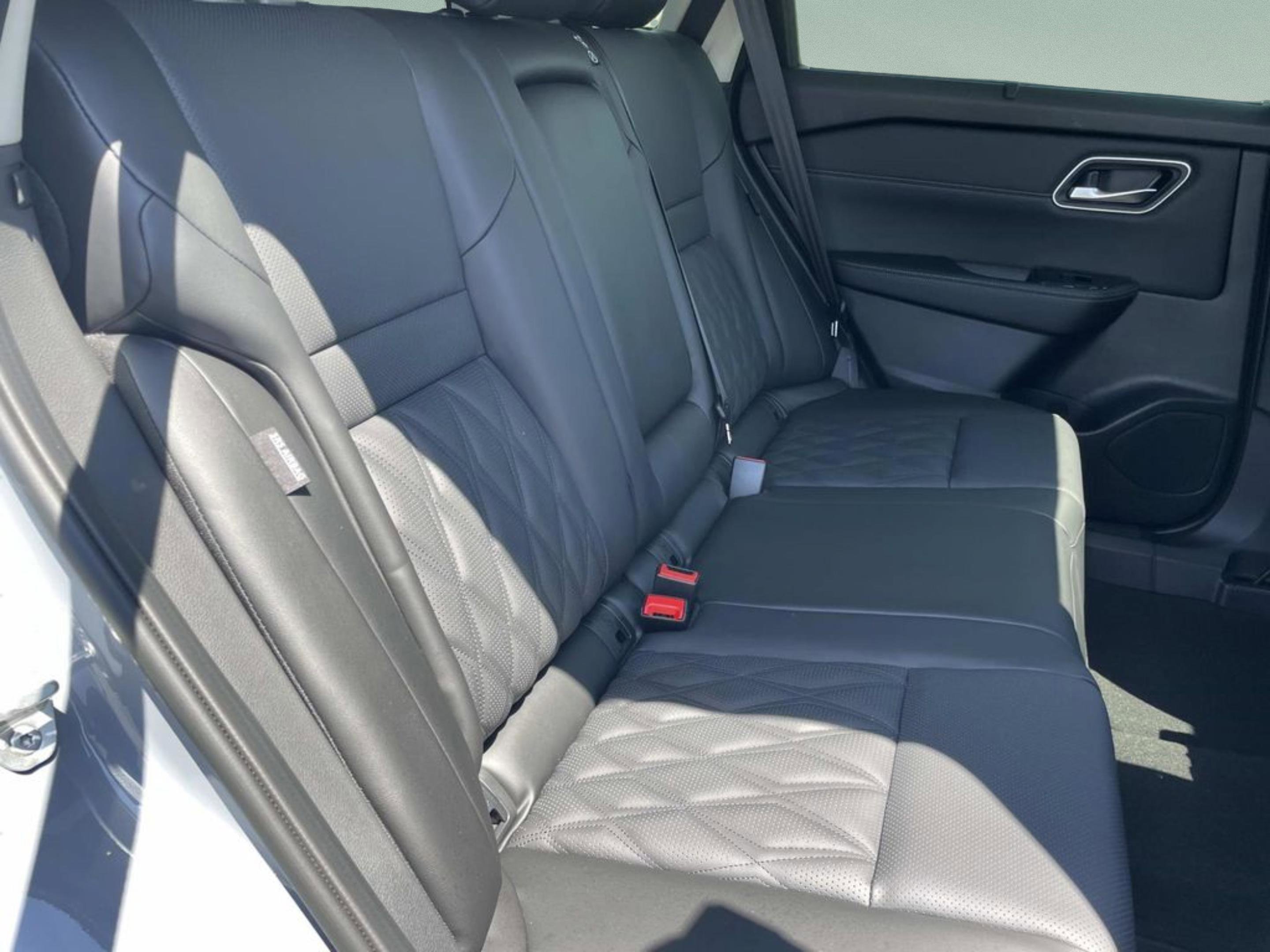New 2026 Boulder Gray Pearl / Super Black Two-tone Nissan Platinum image 14