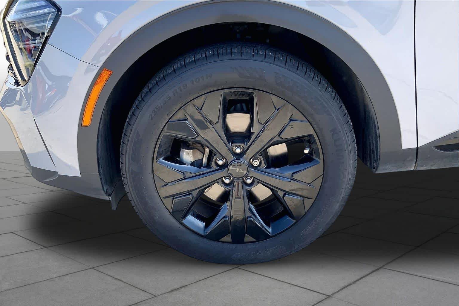 Used 2025 Wolf Gray Kia X-Line image 11