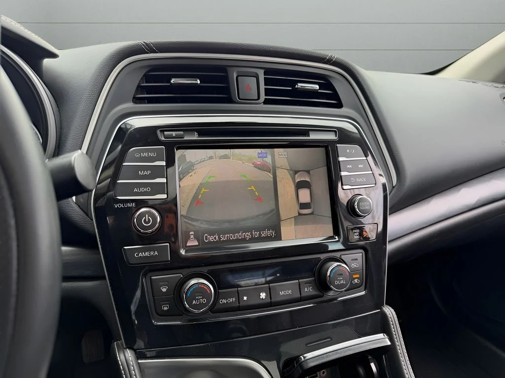 Used 2021 Black Nissan Platinum image 17