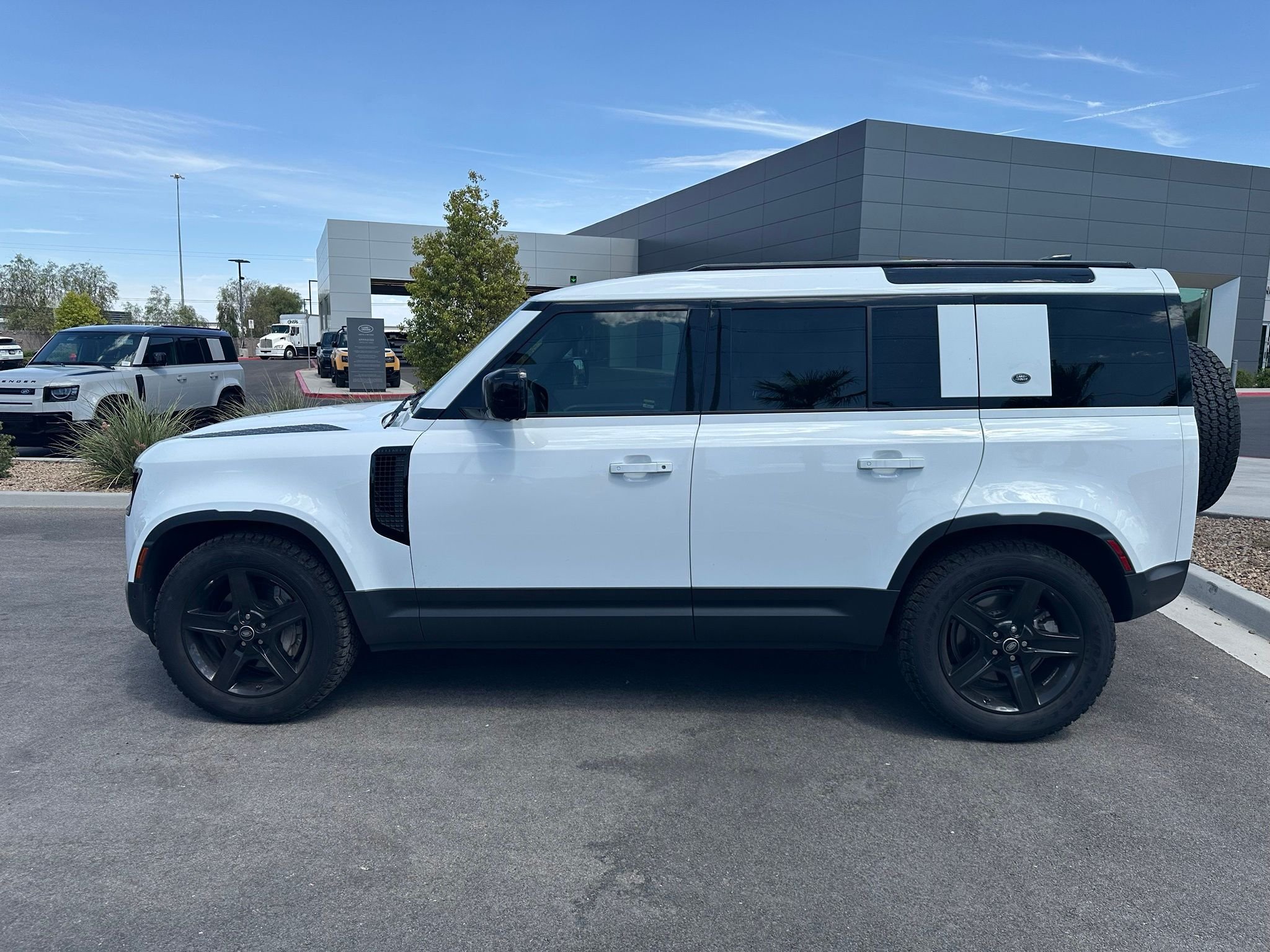 Used 2021 Fuji White Land Rover SE image 13
