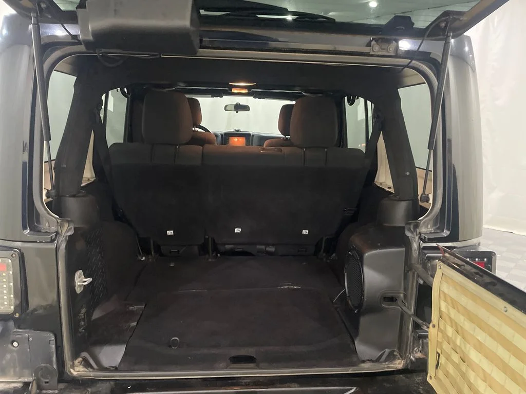 Used 2012  Jeep Rubicon image 8