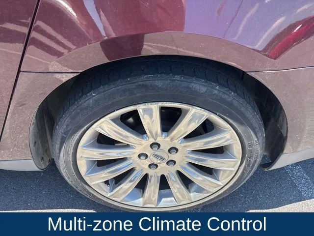 Used 2011 Red Lincoln Base image 9