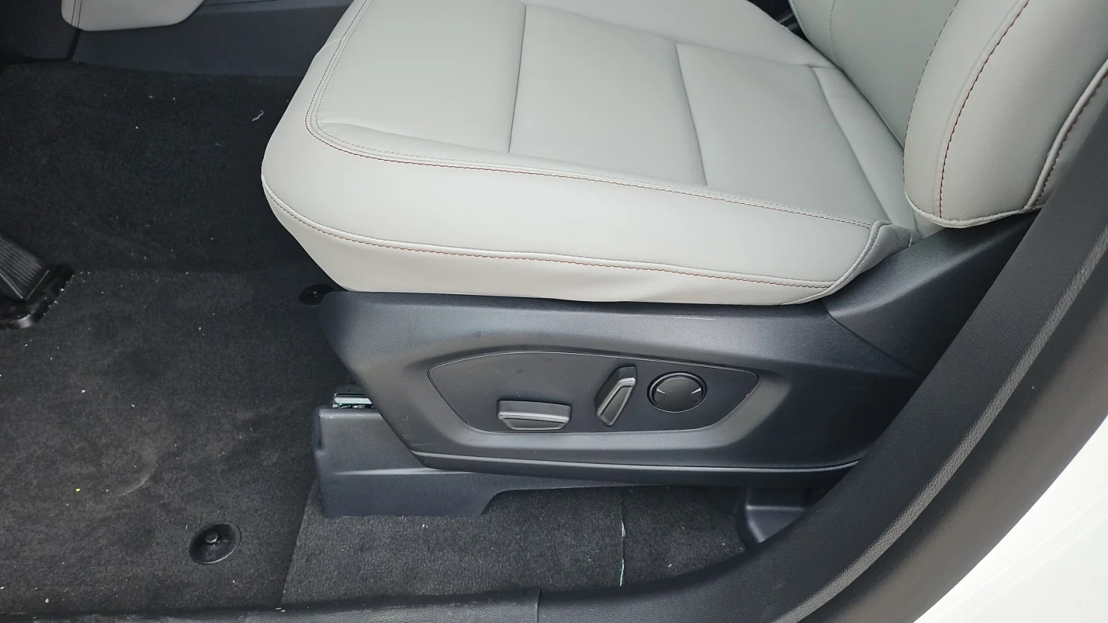 New 2026 Star White Metallic Tri-Coat Ford Active 4WD image 8