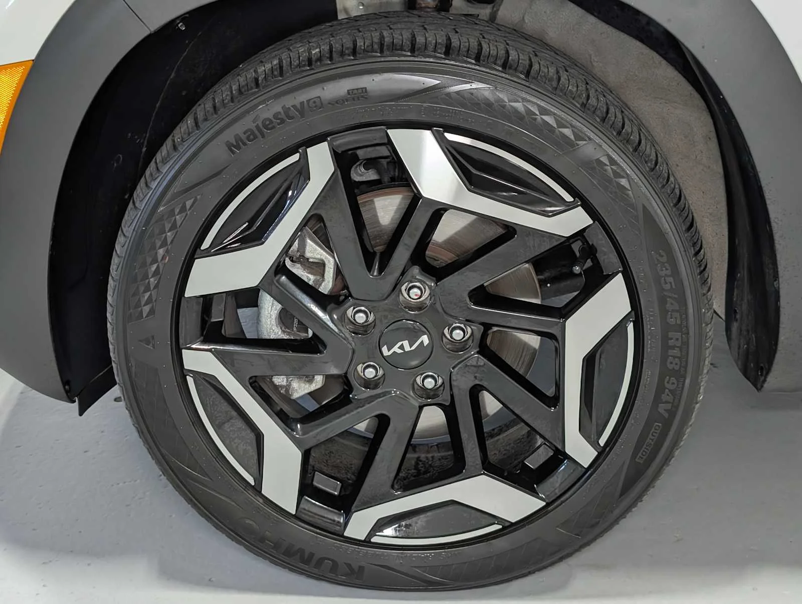 Used 2024 Snow White Pearl Kia SX image 3