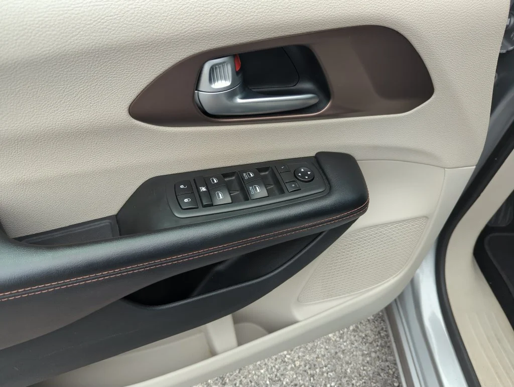 Used 2018 Silver Chrysler L image 18