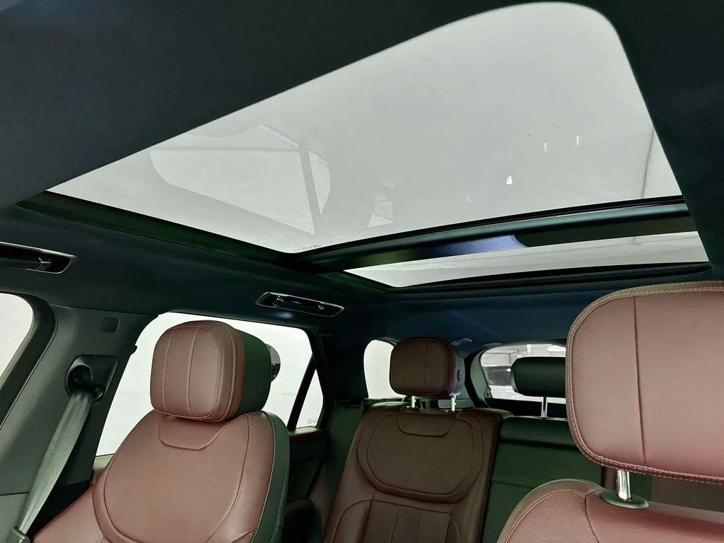 Used 2025 White Land Rover Dynamic SE image 22
