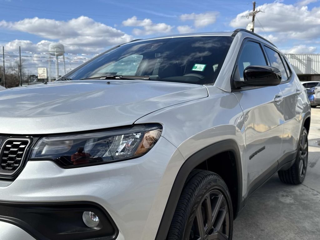 New 2026 Silver Zynith Metallic Clear-Coat Exterior Paint Jeep Latitude image 6