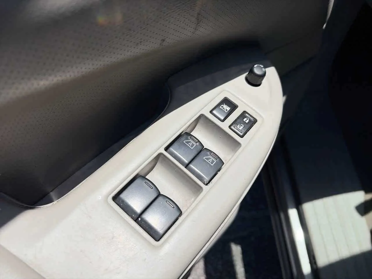 Used 2012 Platinum Graphite Nissan SL image 16