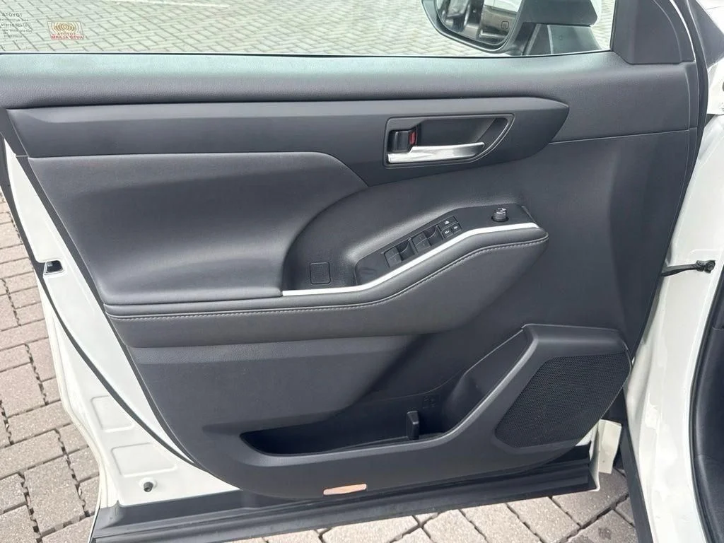 Used 2020 White Toyota XLE image 12