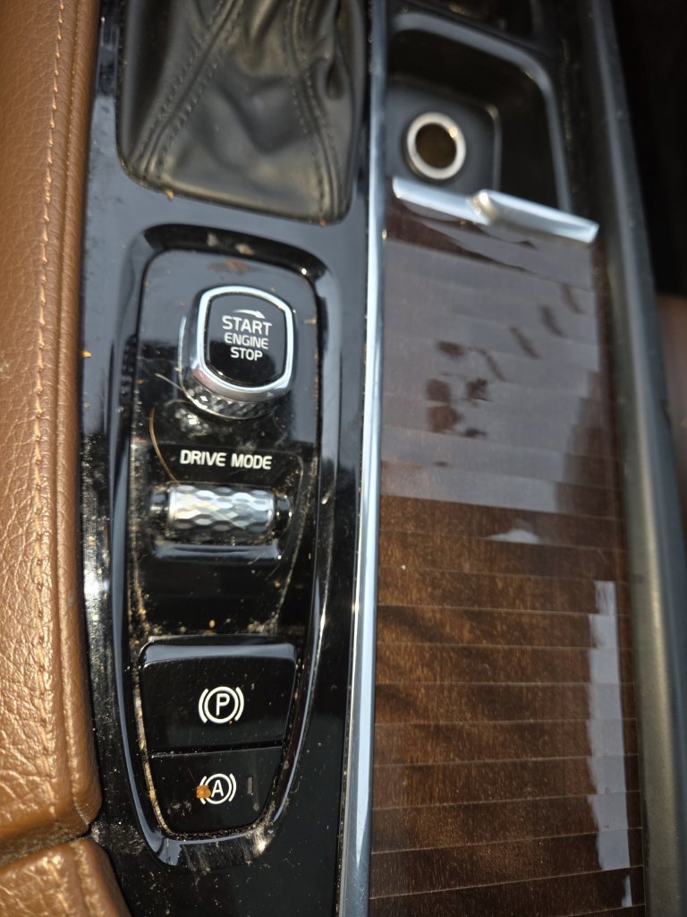 Used 2019 Silver Volvo T6 Momentum image 11