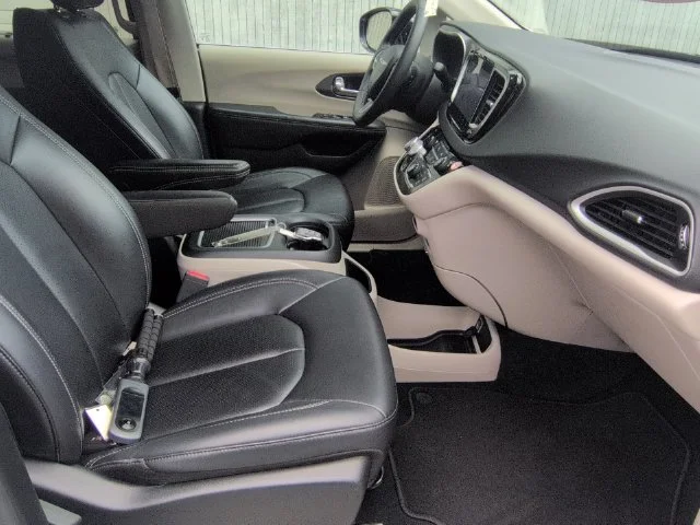Used 2024 Silver Chrysler Touring L image 30