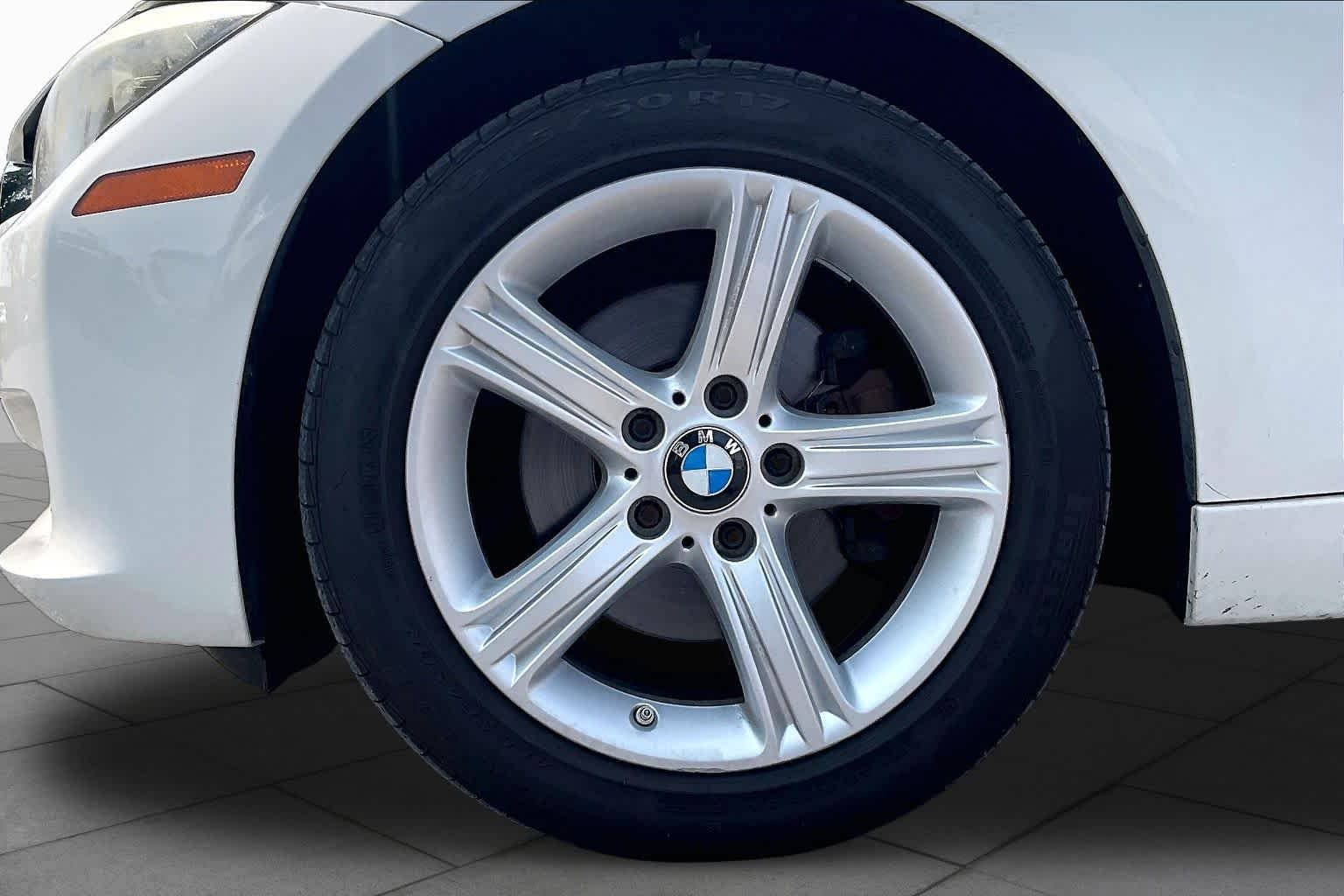 Used 2015 Alpine White BMW 320i xDrive image 10
