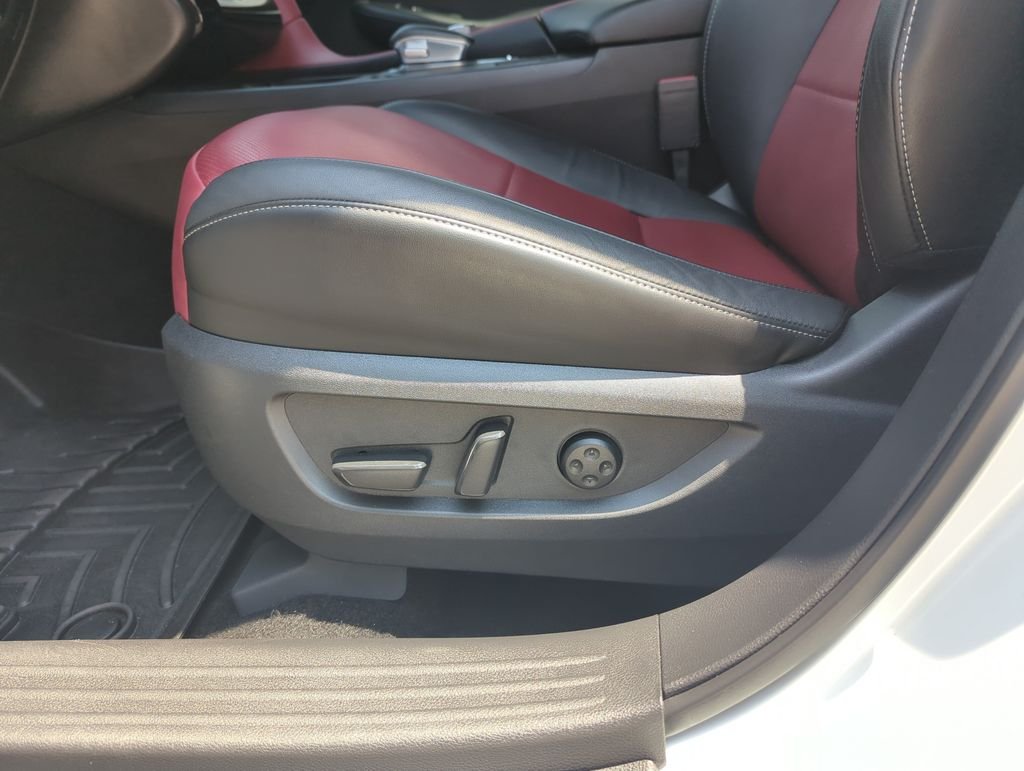 Used 2025 White INFINITI SPORT image 13