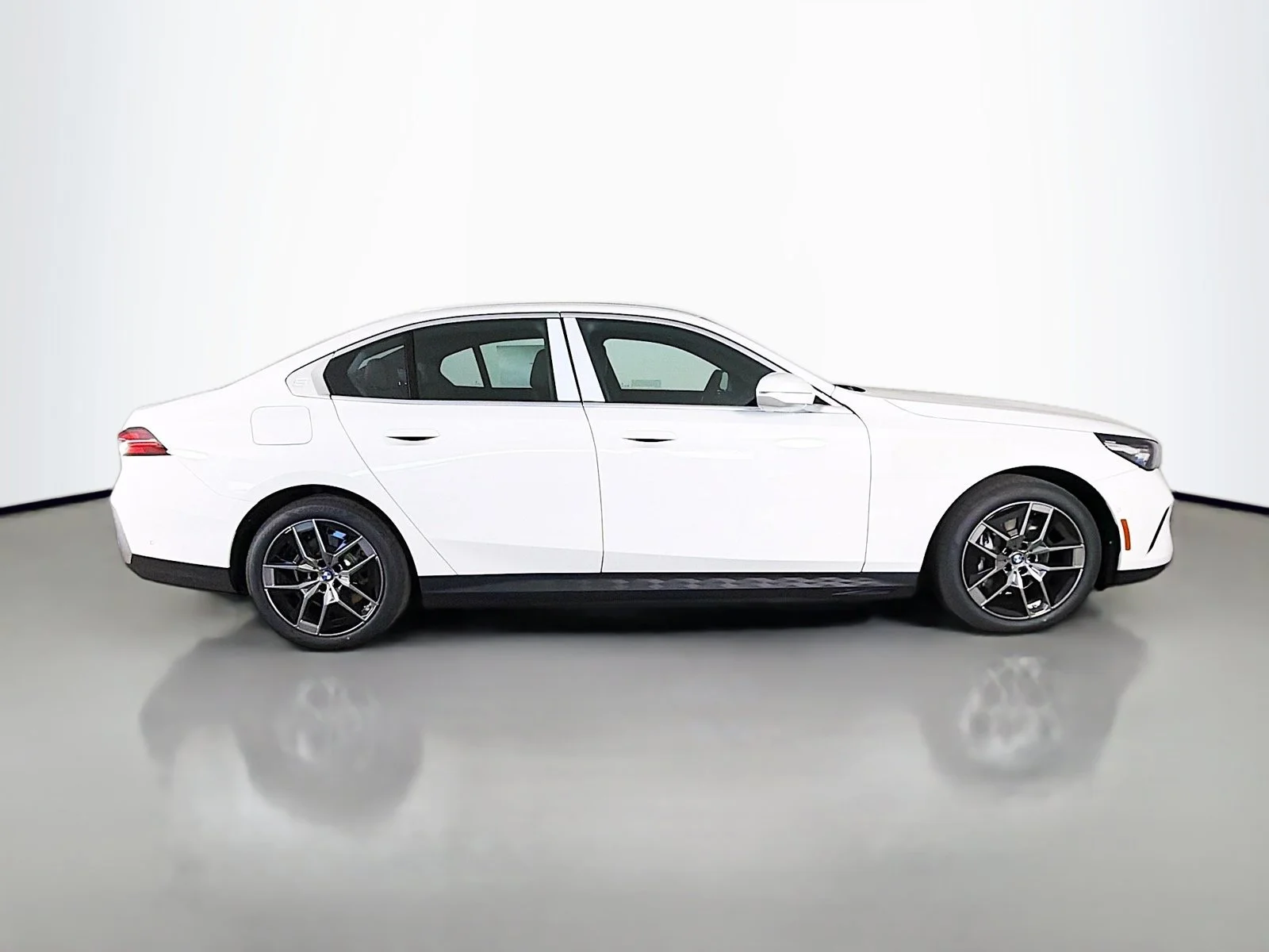 New 2027 Alpine White BMW eDrive40 image 8
