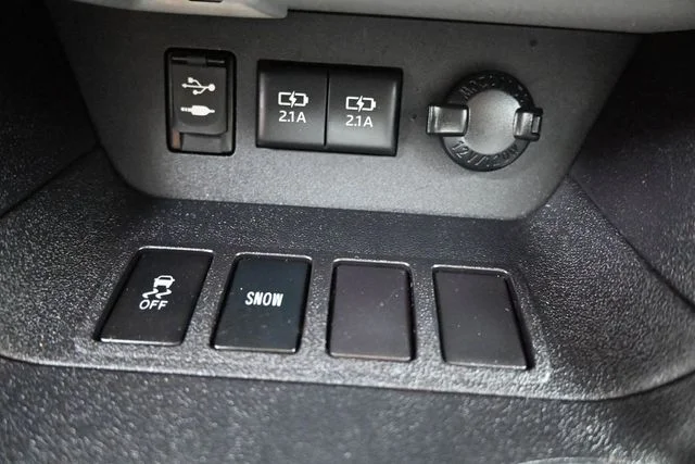 Used 2017 Silver Toyota XLE image 39