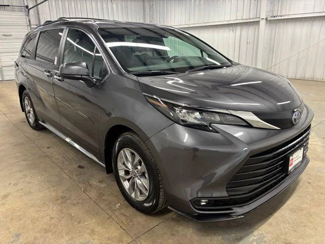 2025 Toyota Sienna XLE 8-Passenger Hybrid FWD's photo