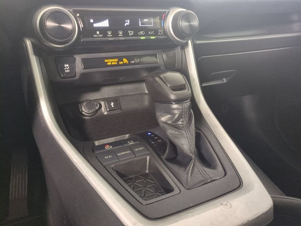 2021 Toyota RAV4 LE - Photo 21