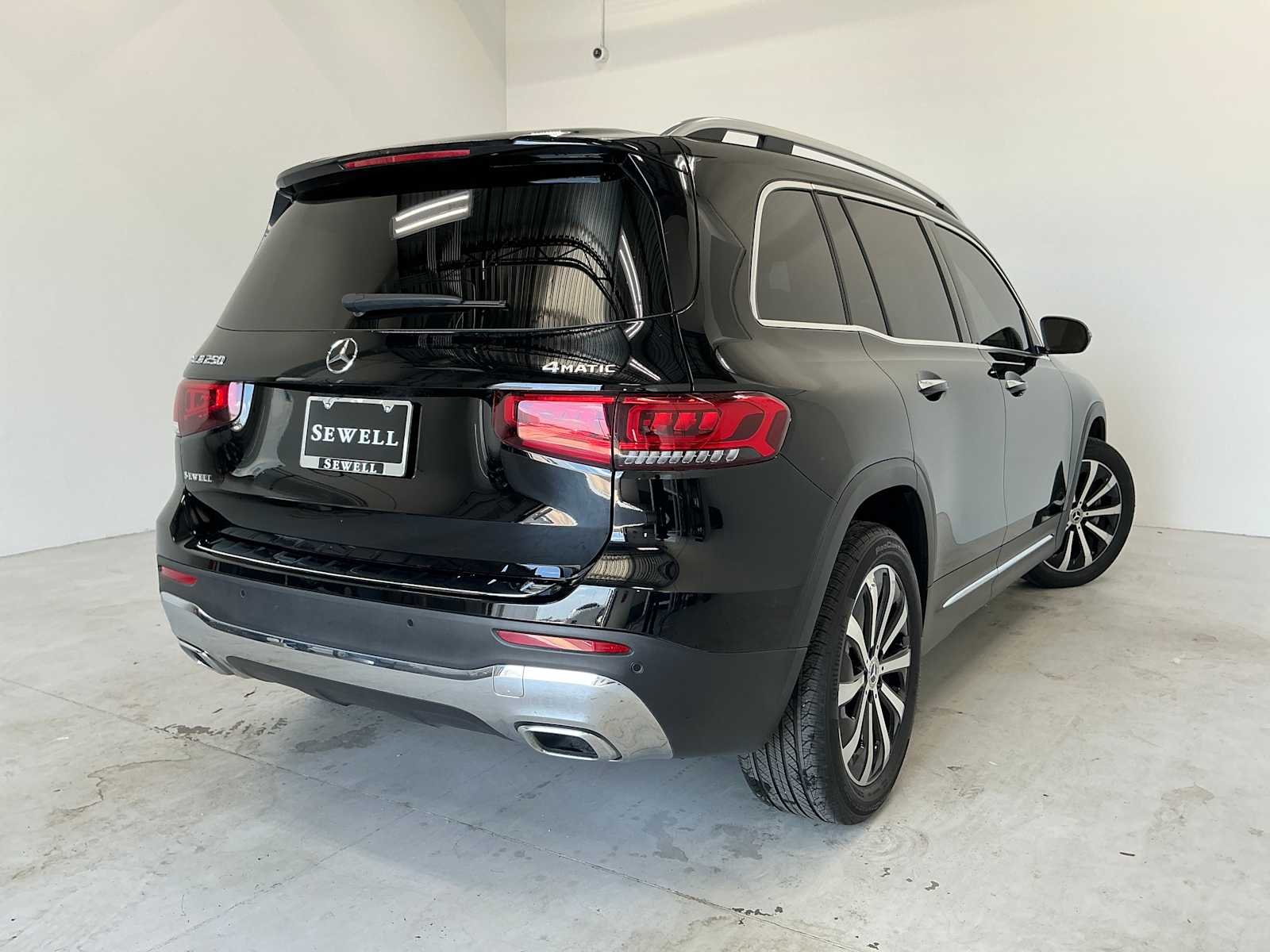 Used 2023 Night Black Mercedes-Benz GLB 250 image 4