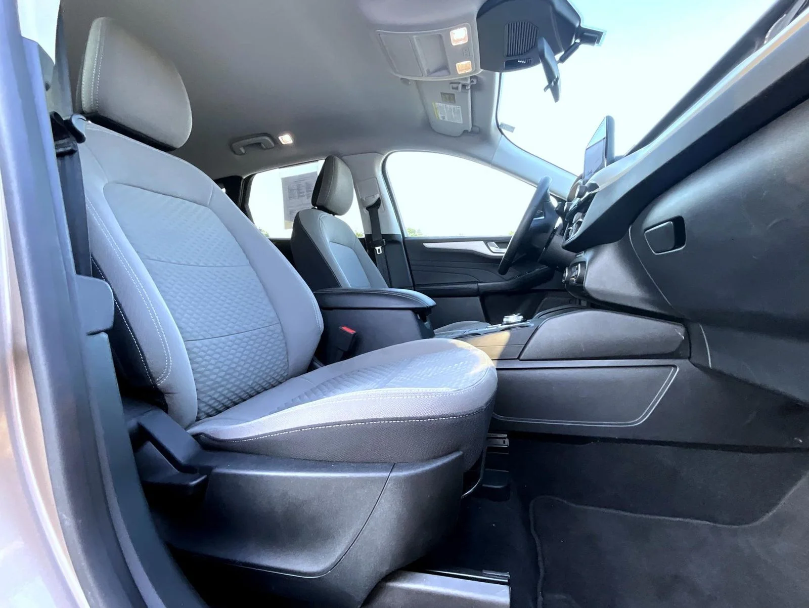 Used 2021 Gold Ford SE image 18