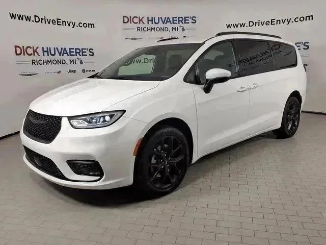 2023 Chrysler Pacifica Touring L AWD's photo