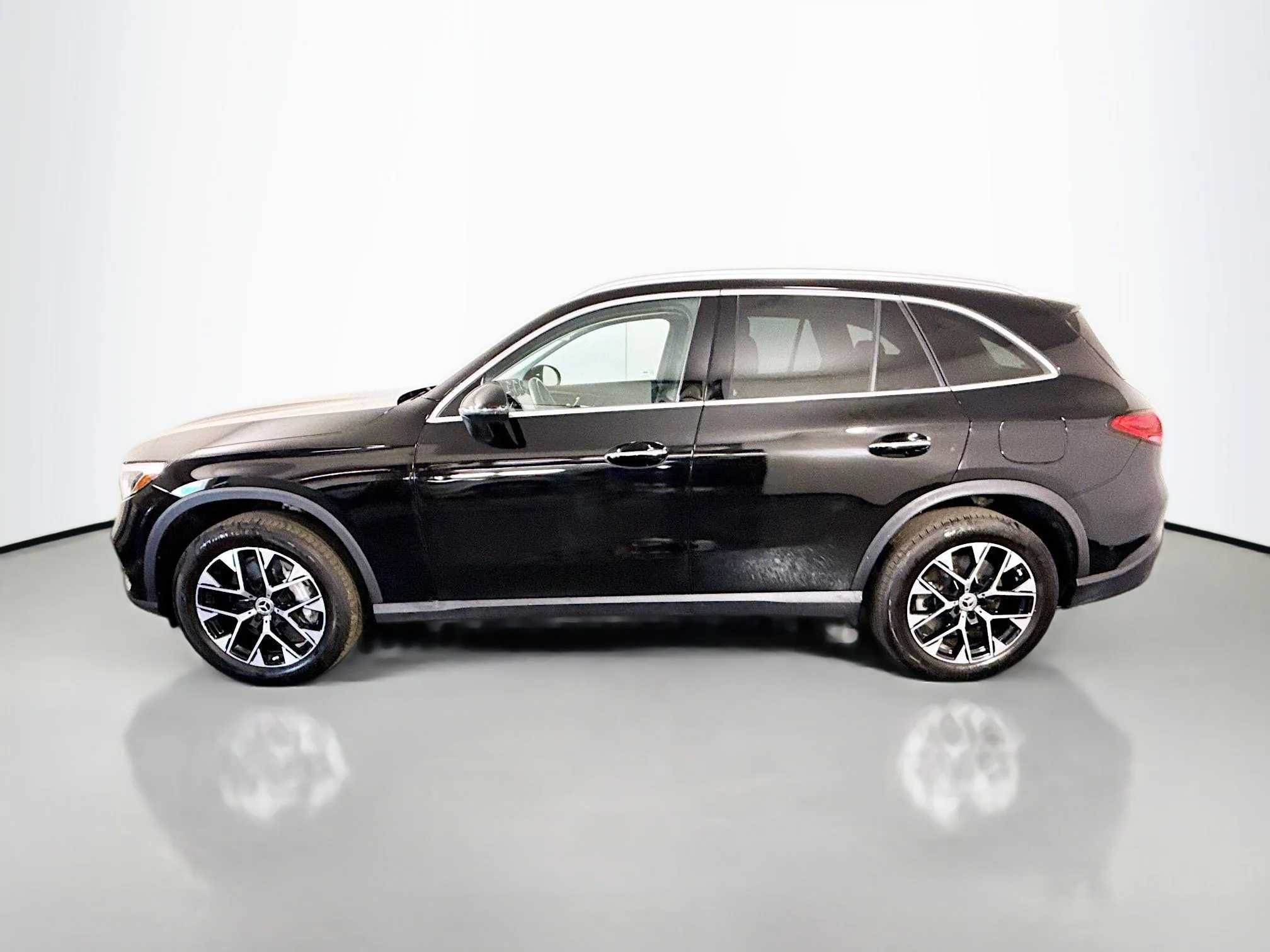 Used 2025 Black Mercedes-Benz GLC 350e image 4