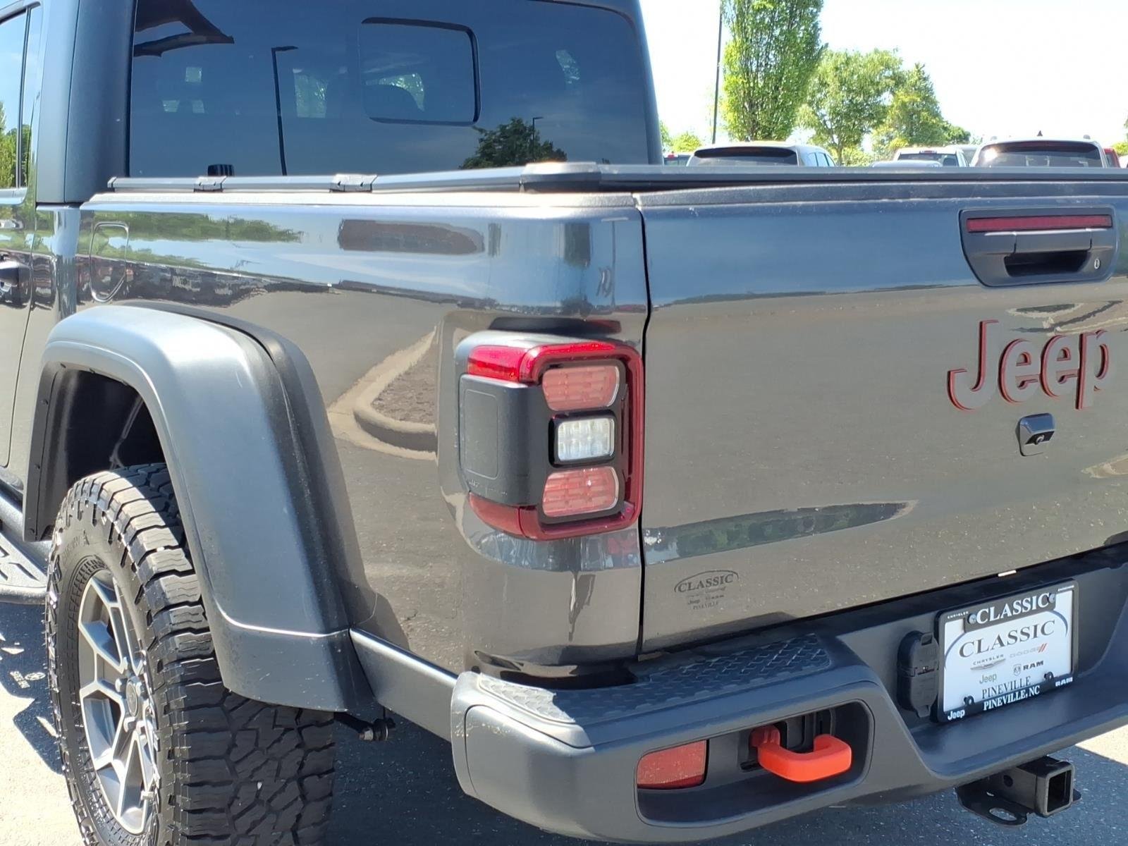 Used 2025 Granite Crystal Metallic Clearcoat Jeep Mojave image 18