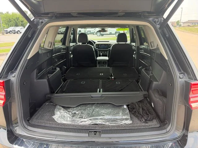Used 2018  Volkswagen SEL image 32