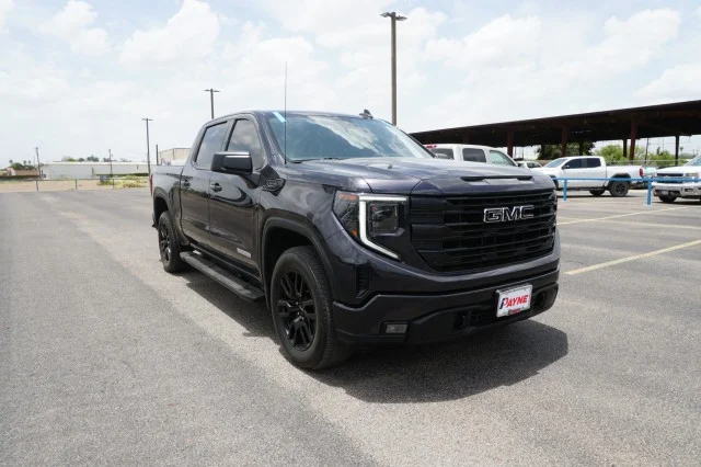 Used 2024  GMC Elevation image 3