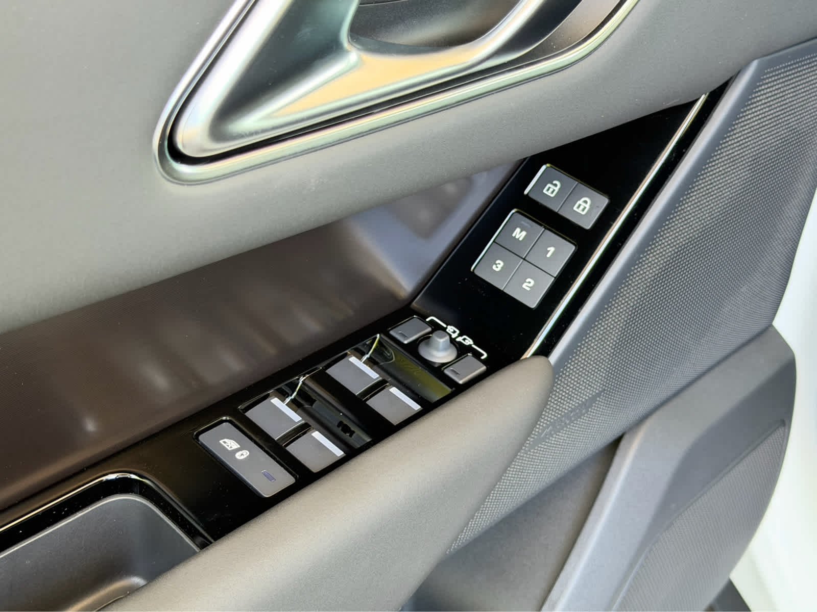 New 2026 Fuji White Land Rover Belgravia Edition image 18
