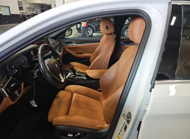 Used 2023 White BMW 540i image 3