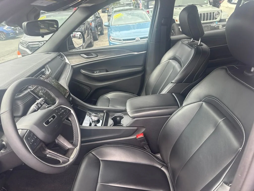 Used 2025 Gray Jeep Limited image 5