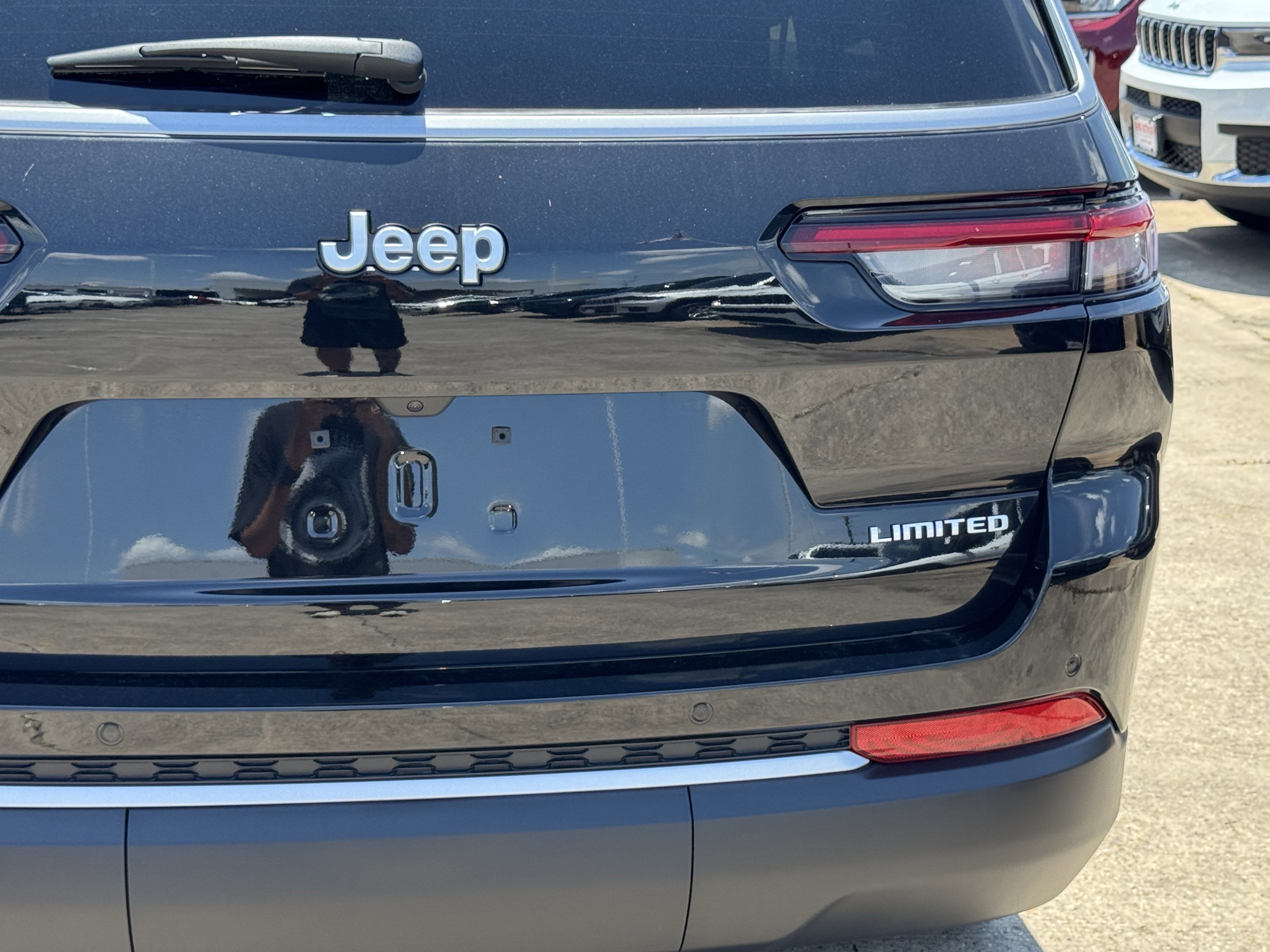 New 2026 Diamond Black Crystal Pearl-Coat Exterior Paint Jeep Limited image 9