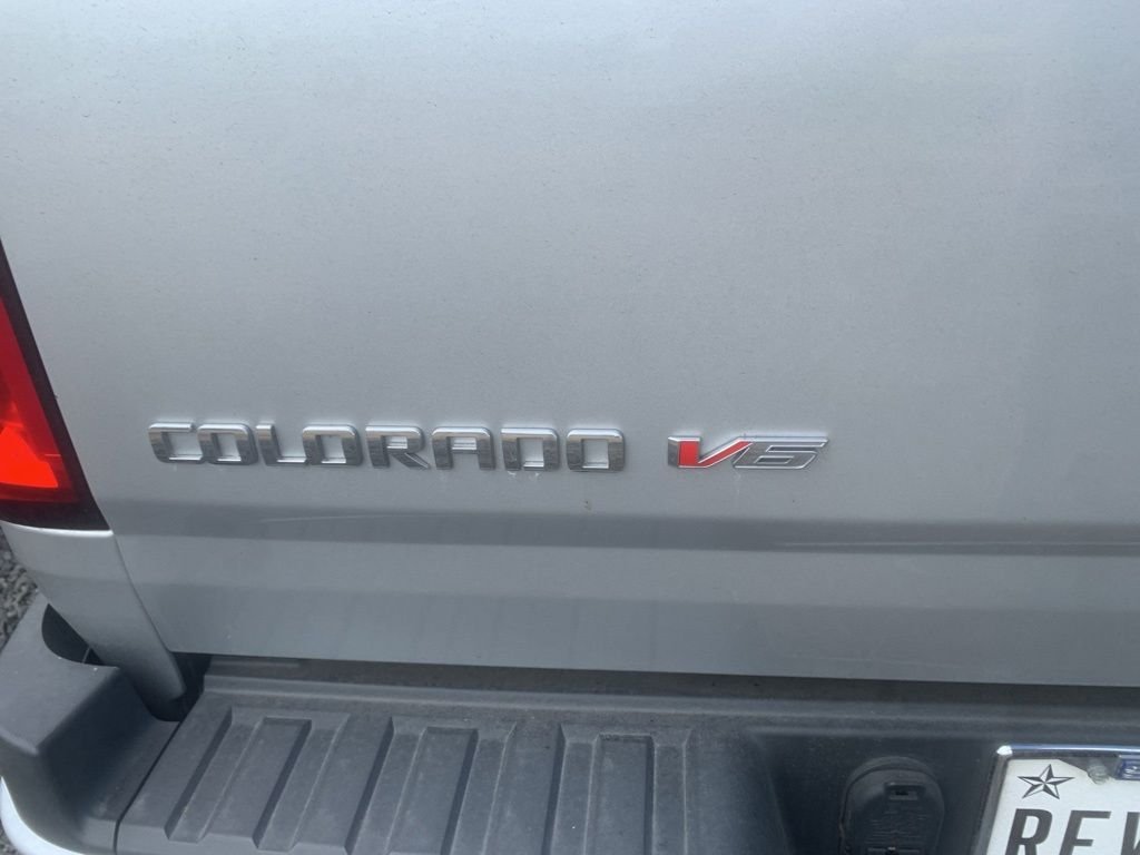 Used 2018 Silver Ice Metallic Chevrolet Z71 image 10