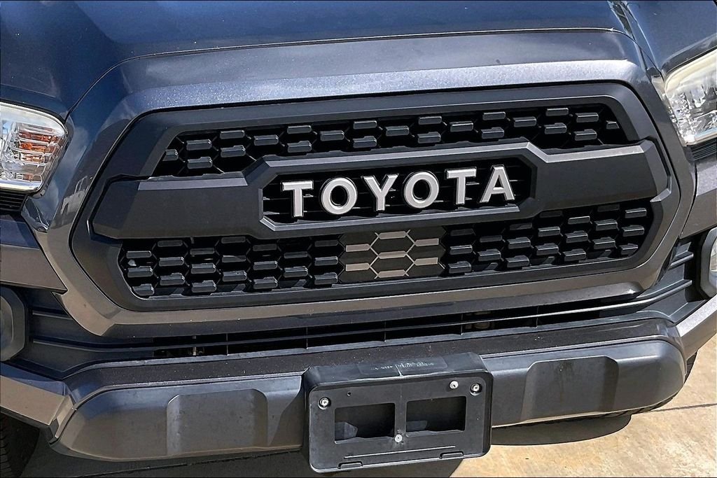 Used 2018 Gray Toyota SR5 image 29
