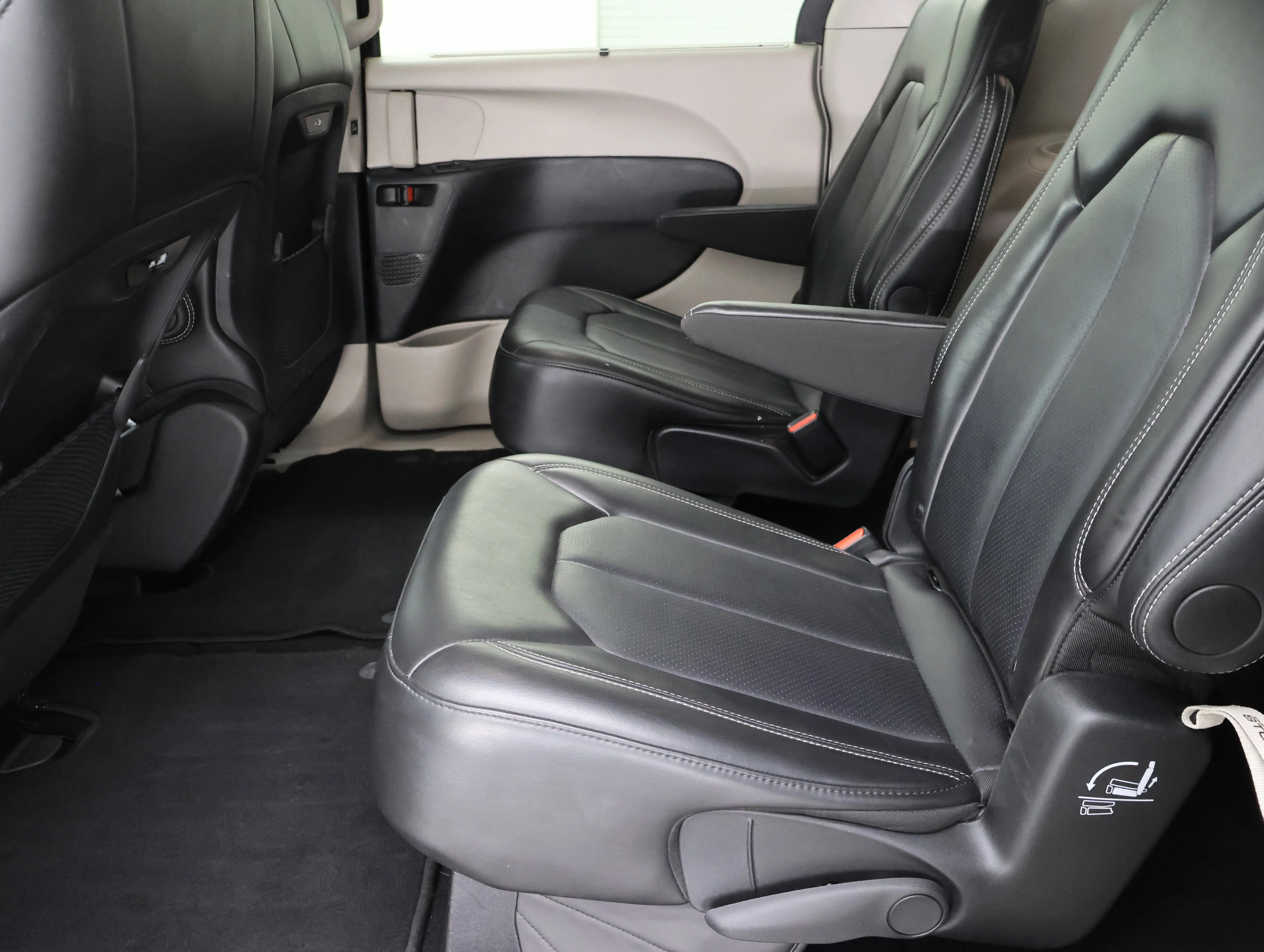 Used 2024 Diamond Black Crystal Pearlcoat Chrysler Touring L image 9