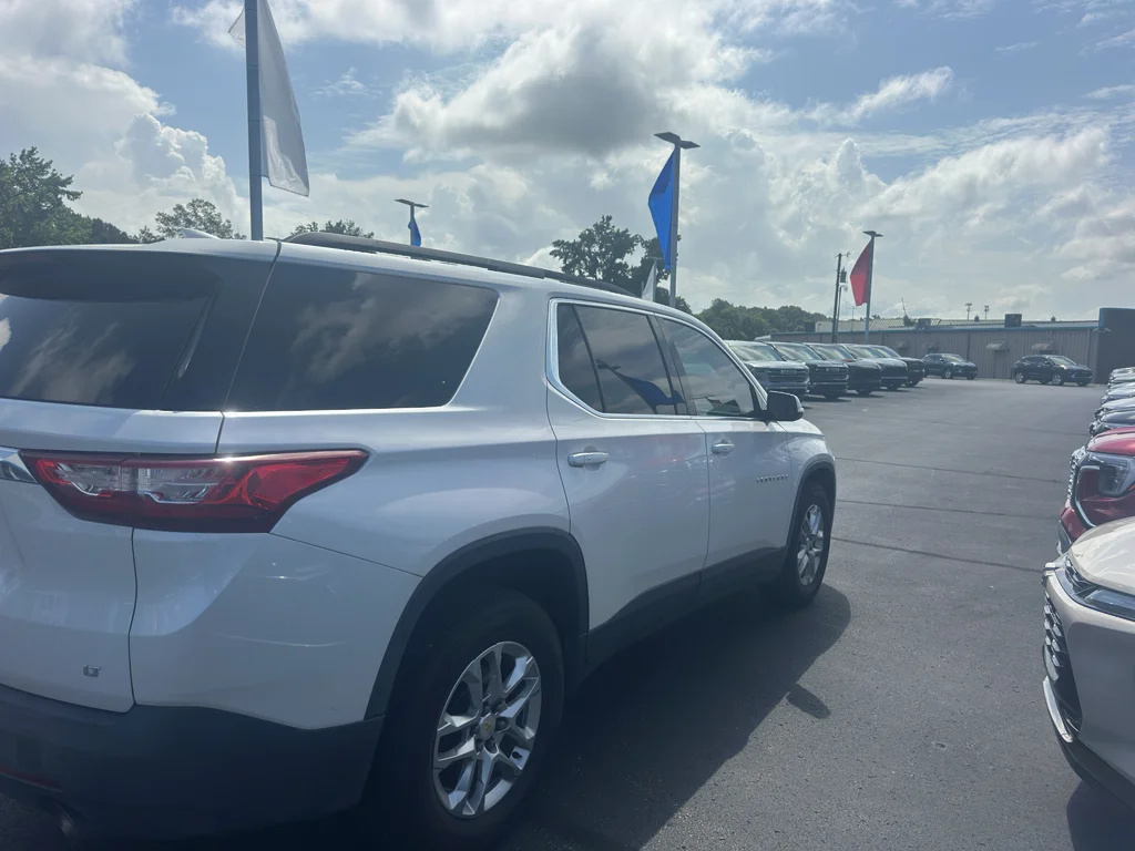 Used 2019 IRIDESCENT PEARL TRICOAT Chevrolet LT Cloth image 3