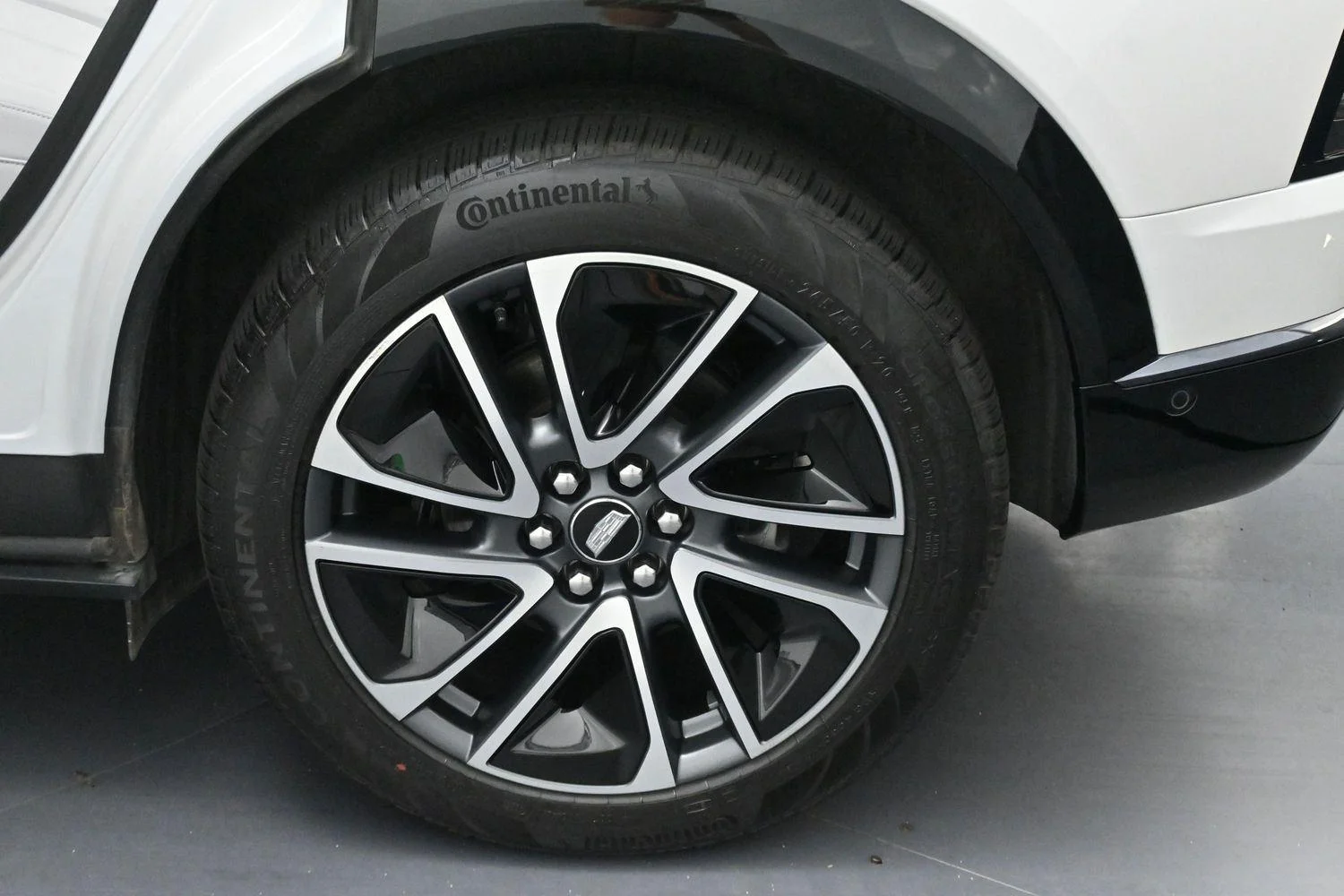Used 2025 Crystal White Tricoat Cadillac Sport 1 image 37