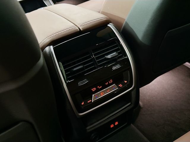 Used 2026 White Metallic BMW M60i image 27