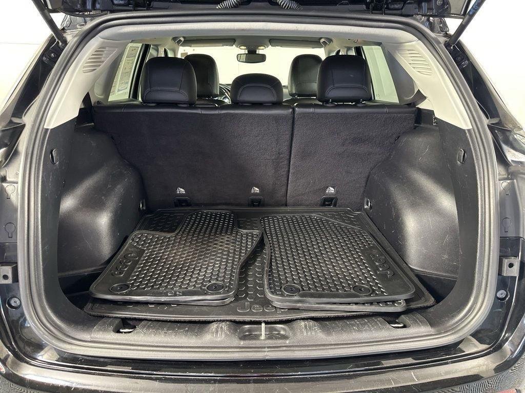 Used 2019  Jeep  image 7