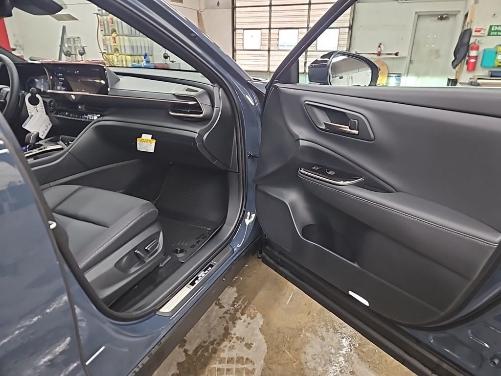 2025 Toyota Crown Signia XLE - Photo 35