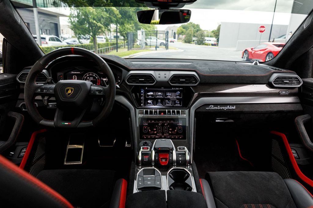 Used 2024 White Lamborghini Performante image 18