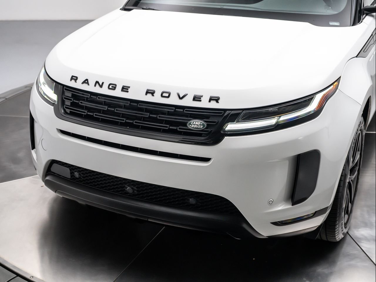 Certified Used 2025 Fuji White Land Rover Core S image 30