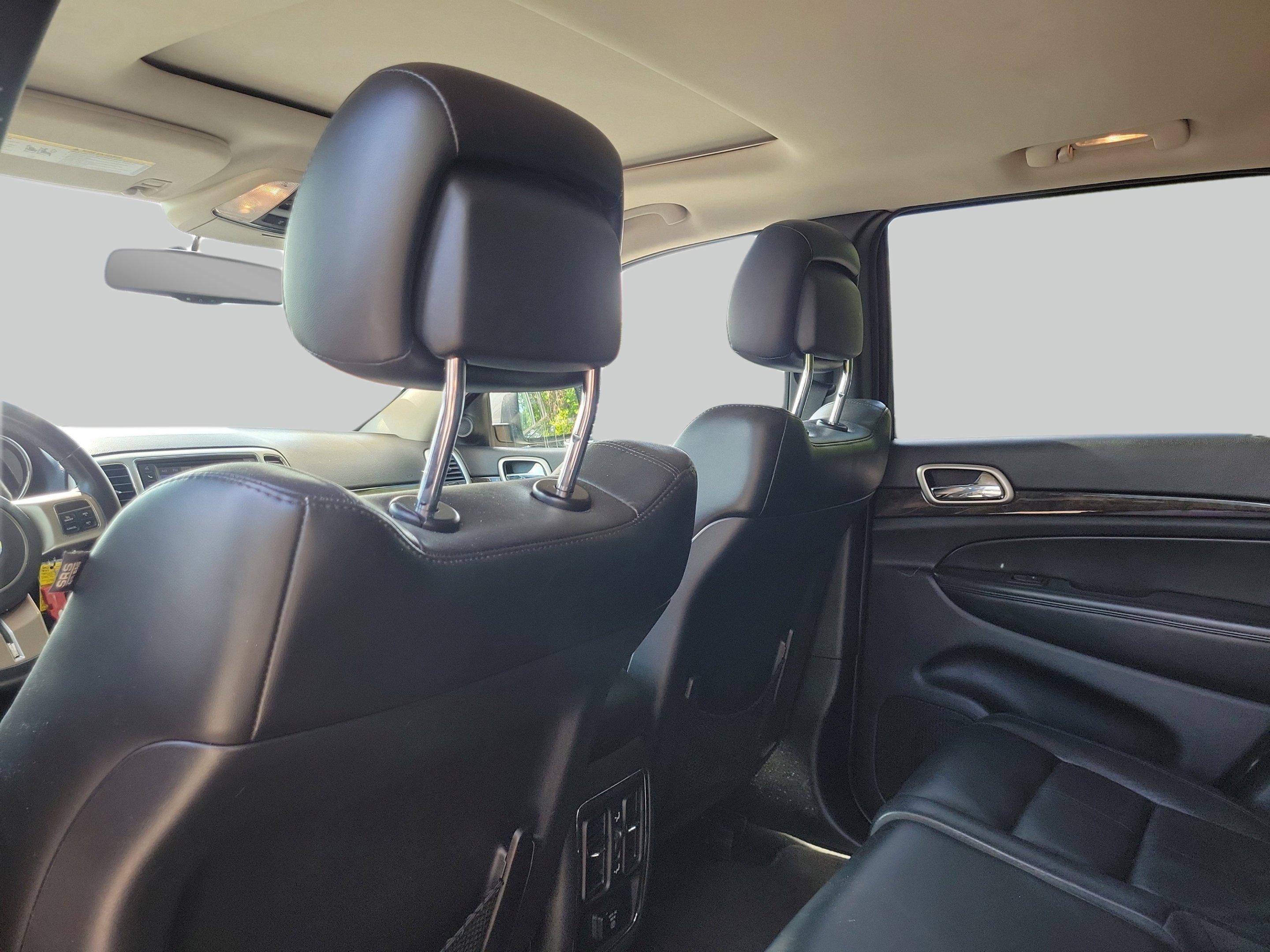 Used 2012 Mineral Gray Metallic Clearcoat Jeep Laredo image 11