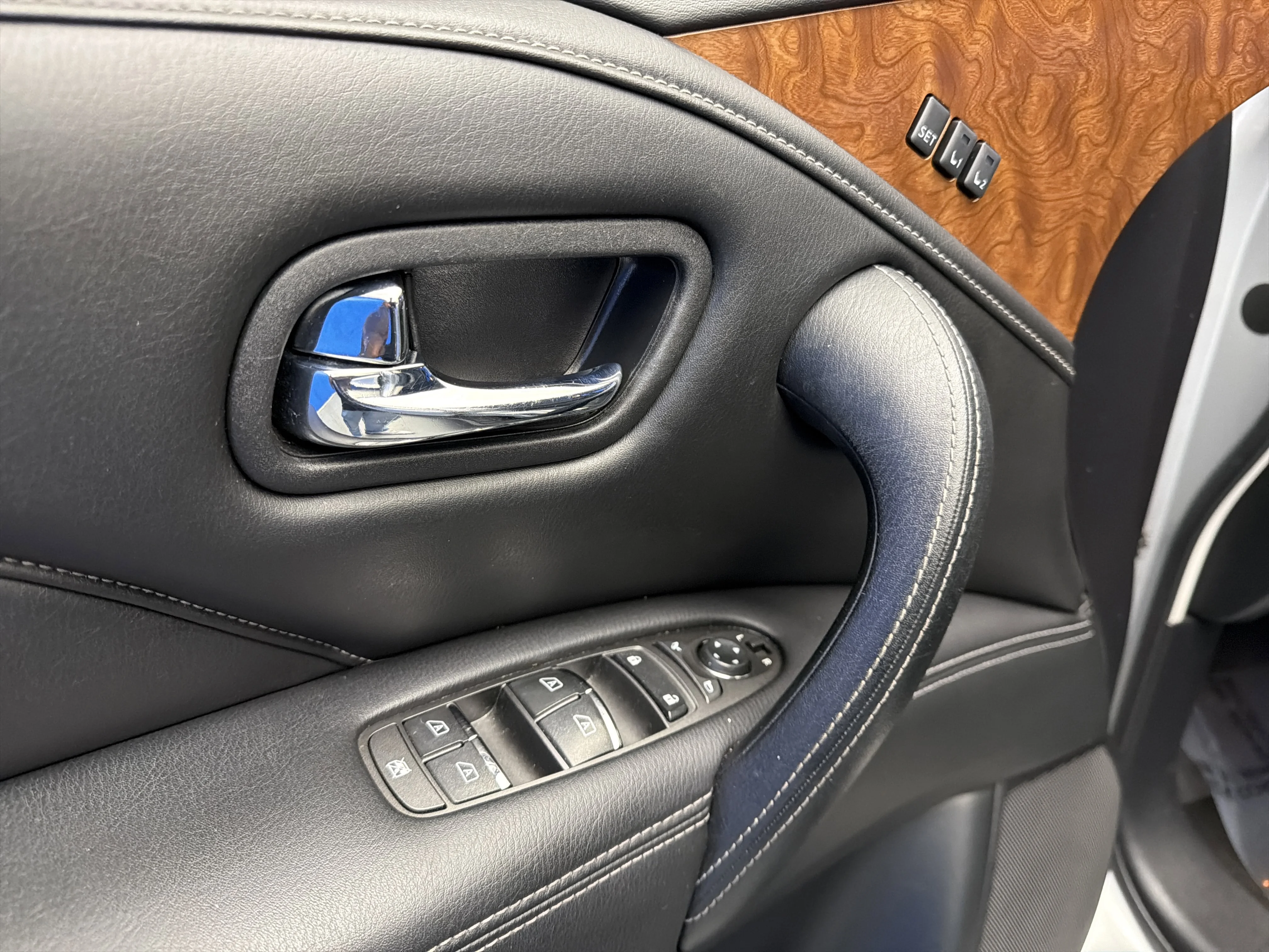 Used 2019 Liquid Platinum INFINITI LUXE image 11