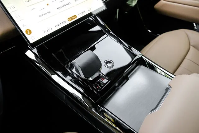 New 2026  Land Rover SE image 29