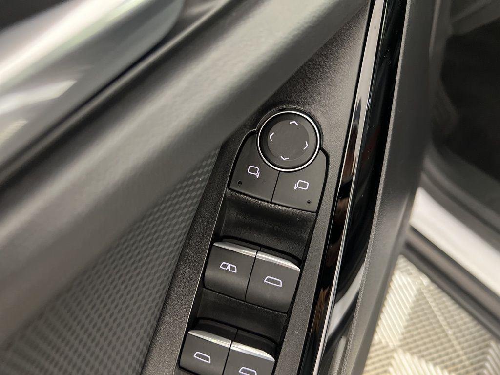 Used 2025 Pearl Chevrolet RS image 17